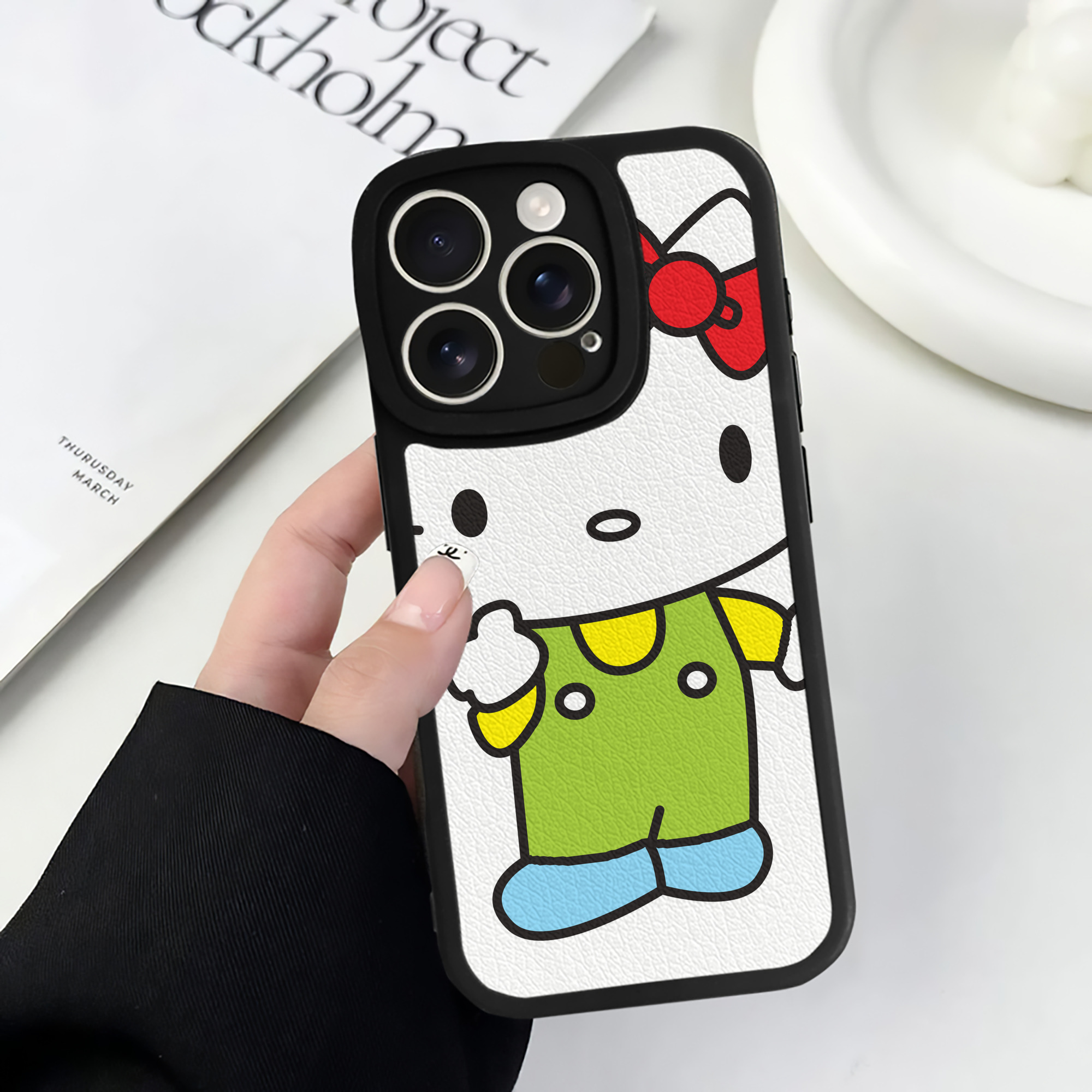 （画像用） Hello Kitty ハローキティ 【iPhone 16シリーズ対応】シリコンスマホケース（レザー調） 材質：シリコン
